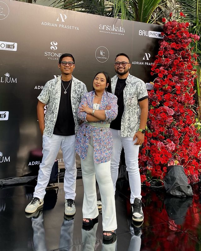 Trio acousticGuitar + Male VocalFemale VocalDrumpad.Bussiness inquiries -Whatsapp - +62899351125 (2)
