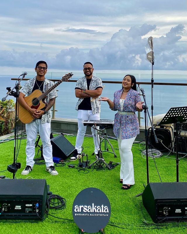 Trio acousticGuitar + Male VocalFemale VocalDrumpad.Bussiness inquiries -Whatsapp - +62899351125
